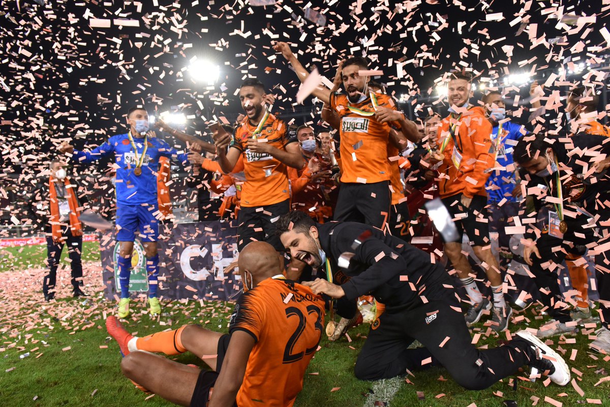 2MInteractive's tweet photo. مراسيم تتويج نهضة بركان بلقب كأس الكاف
@RSBfootball
@caf_online_FR
#TotalCAFCC #TotalCAFCCFinal https://t.co/QIXlqELSor