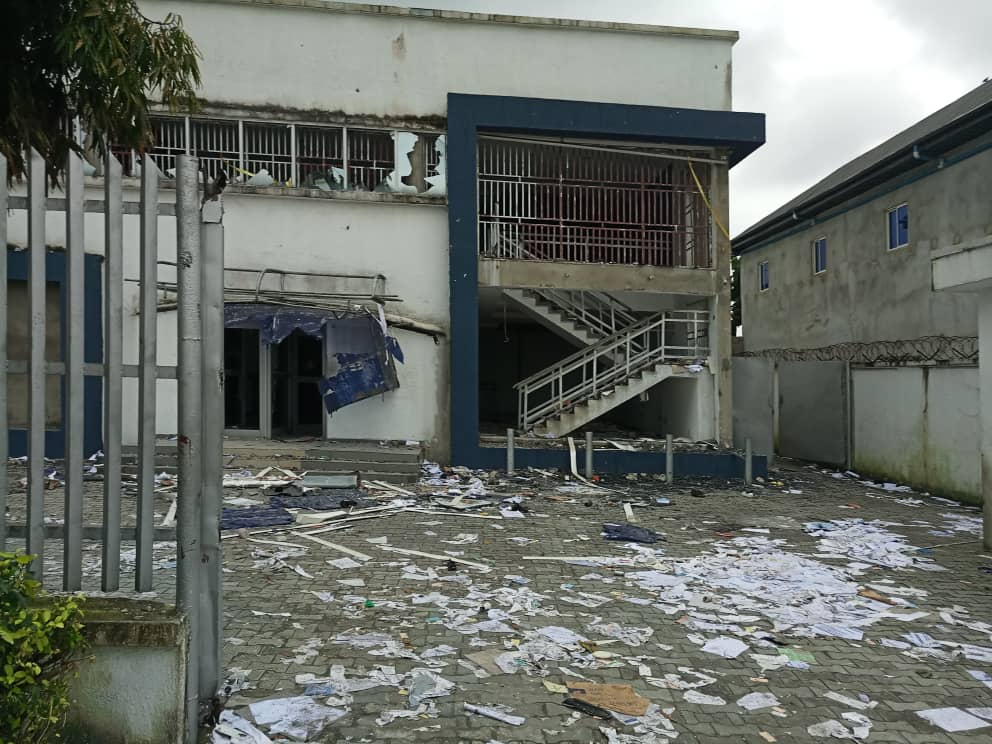 PortiaAnthony2's tweet photo. First bank Calabar.

What was first bank's crime?

The people are angry. Period. https://t.co/79wPw0nDgR