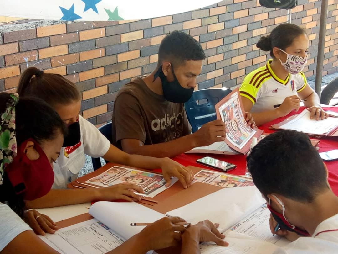 En el recorrido por nuestro circuito 4 vi la altísima movilización durante el simulacro electoral. Nuestro pueblo es nuevamente ejemplo de carácter democrático y capacidad organizativa a todo nivel. Esta vez somos más.

¡Vamos Juntos Táchira!

#SimulacroAN2020
<a href="/FreddyBernal/">Freddy Bernal</a>