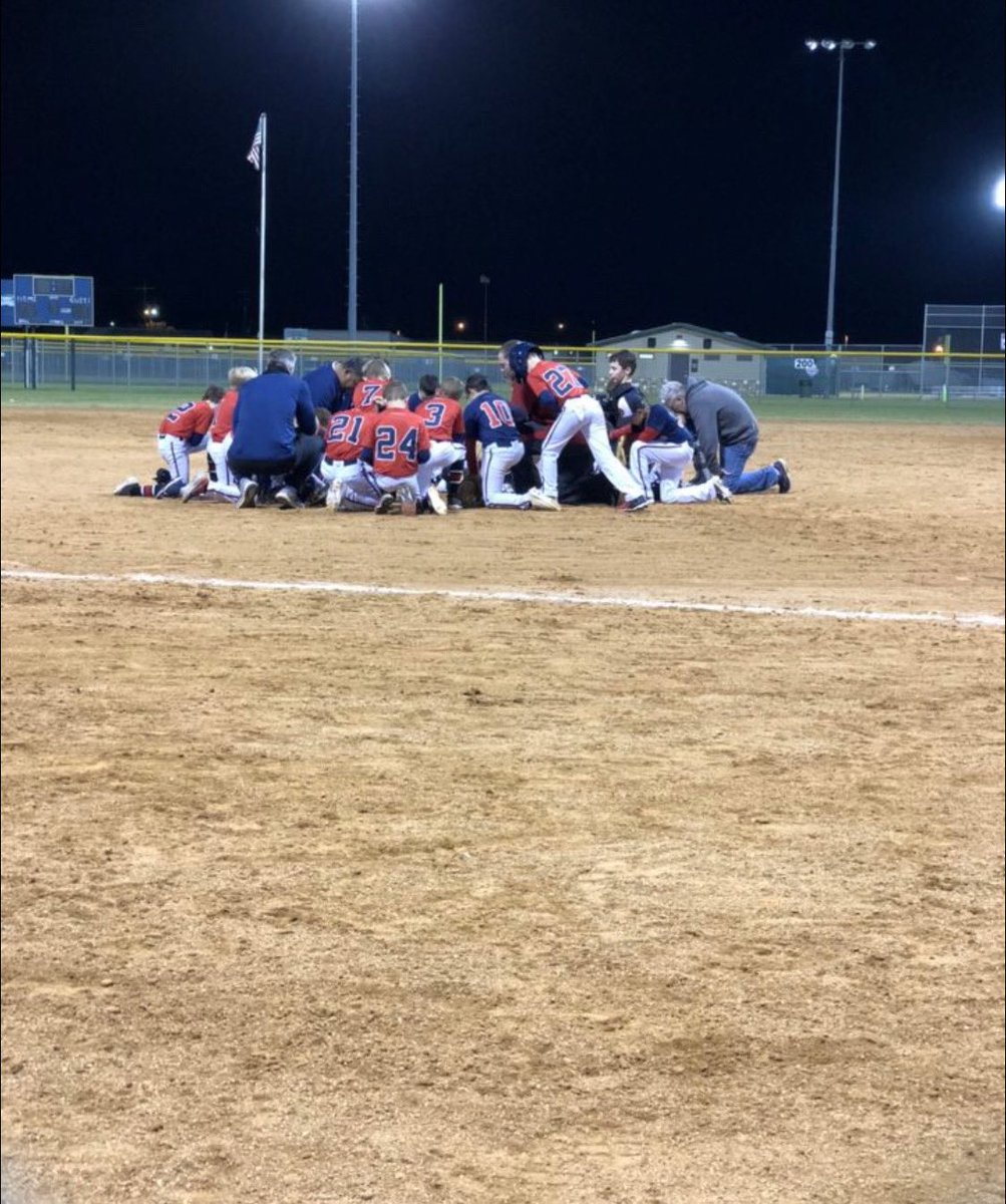 DallasPatriots's tweet photo. Awesome moment caught on camera. This is what our game is truly about. Our two 10u teams had the unlucky draw of playing each other and after a hard fought game... both teams joined in prayer together. #Family #Patriots https://t.co/6VDsRrW1FM