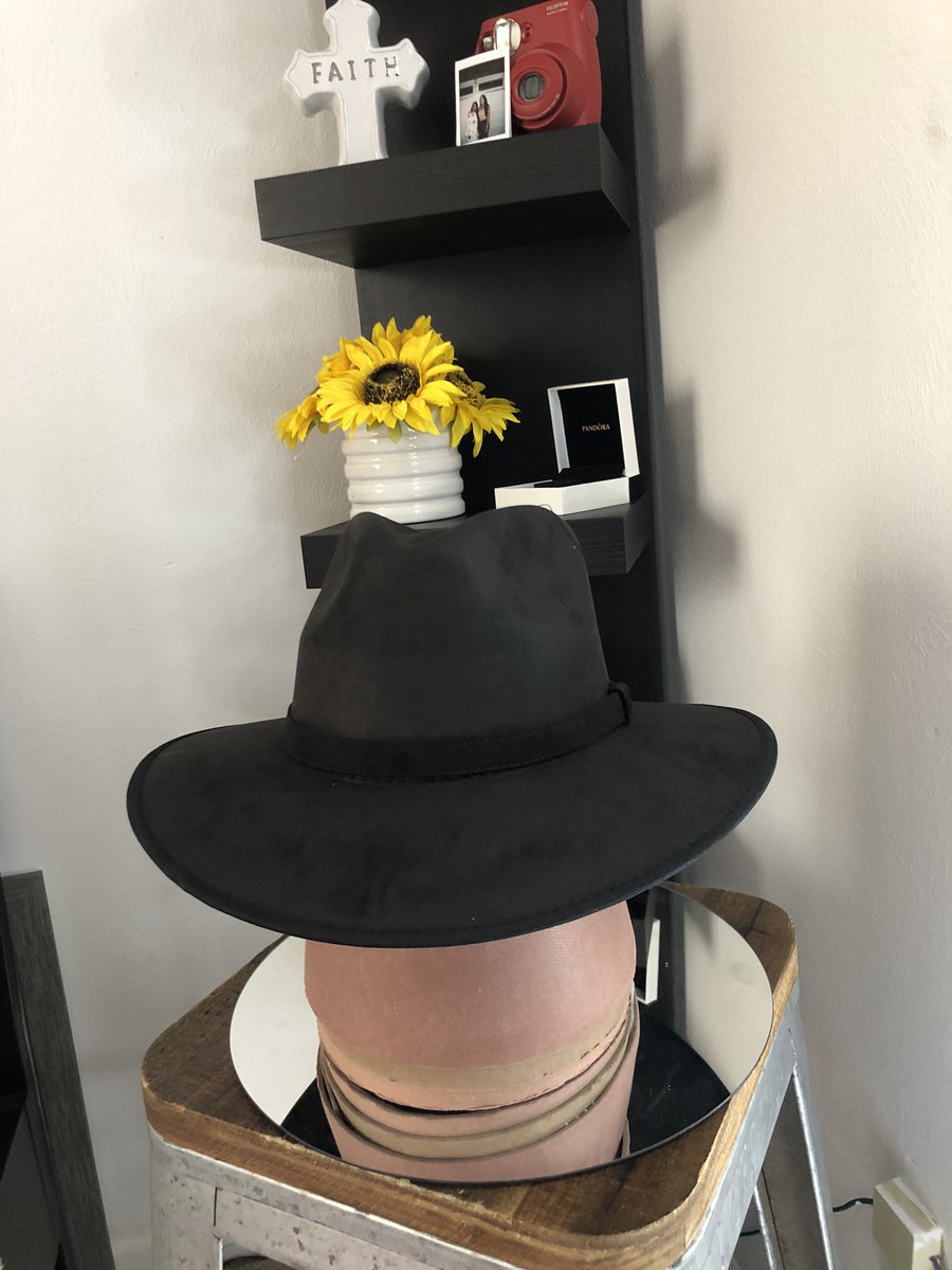 Rubbyypereez's tweet photo. Girls from Denver  shoot me a message ✨🤍  I would appreciate it if you can can retweet would mean a lot to me! #SmallBusiness https://t.co/eYWYs1kFRr