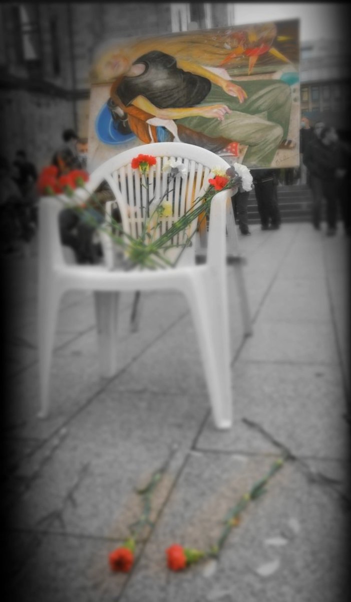 Bugün Berlin'de sanatın dilini kullanarak bu tabloyu çizen genç sanatkar Senih Demir kardeşimi tebrik ediyorum. 

Plastik BeyazSandalye