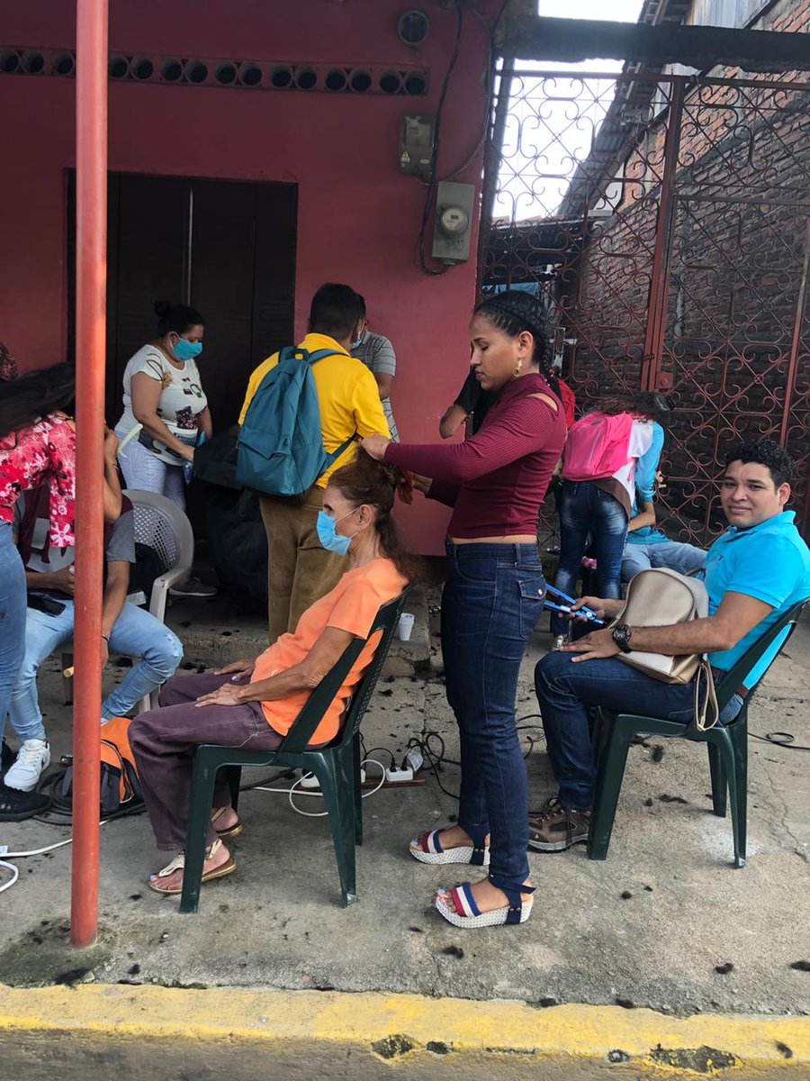 #PLOMOGranada ✂️🙋🏾‍♂️🙋🏼‍♀️ Estudiantes de Barbería y Belleza de la Alcaldía de #Granada realizan prácticas en Barrio la Otra Banda.

📷 Fotos cortesía de la Compañera Patricia Norori #PuebloPresidente #Daniel2021 #2021DignosYLibres #PatriaLibrePuroCorazon