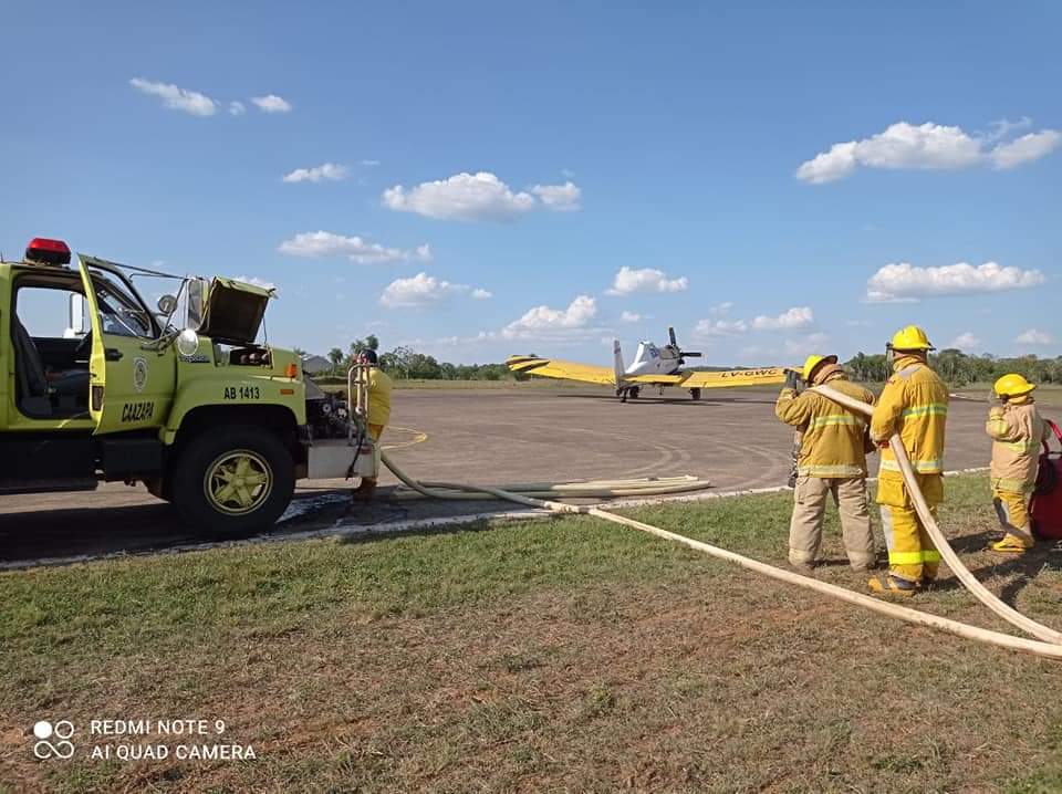 bomberos132tv's tweet photo. A estas horas continúan los trabajos de recarga de la avioneta y siguen los trabajos de ataques aereos al incendio dentro del área silvestre protegida.
#K141🚨🚒👨🚒👩🚒🚨🚒👨🚒👩🚒🚨🚒👨🚒👩🚒🚨🚒 https://t.co/Cw6K4IzOrH
