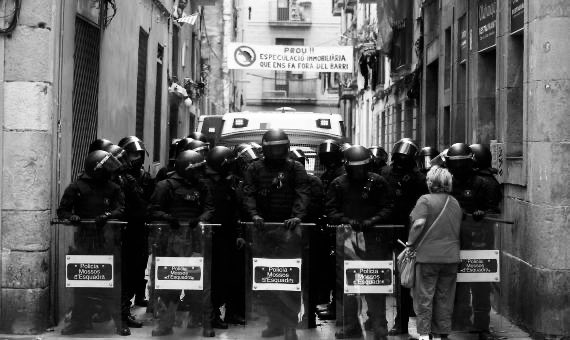 CascAntic_SHSC's tweet photo. 🔴 Avui imposen el #TocDeQueda mentre demà dilluns hi ha 32 desnonaments programats entre Ciutat Vella i Poblesec.

El virus no entén de classes però les seves polítiques si. https://t.co/B9kHRwr4gu