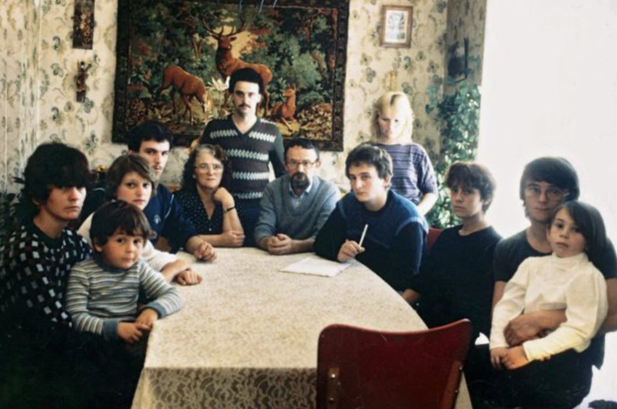 MathildeLecocq's tweet photo. Encore aujourd’hui, l’identité de ce corbeau reste un mystère.

Deux principaux suspects vont être désignés tour à tour par les policiers : Bernard Laroche le cousin de Jean-Marie Villemin et Christine Villemin la mère de Grégory. https://t.co/uHlmjZ4agJ