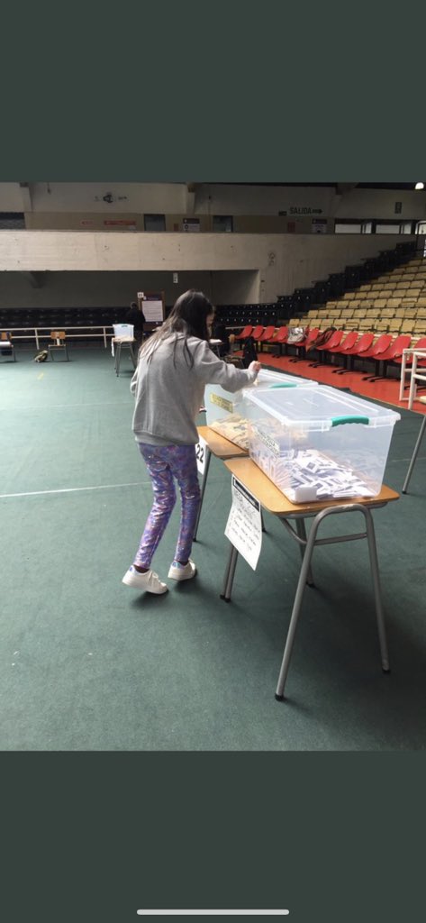 Esta imagen resume para mí el país que sueño.
Constanza tiene piel de cristal y hoy votó con ilusión.
Por un país que incluya a todos y todas. 
En que a las personas en situación de discapacidad se les considere como ciudadanos como sujetos de derechos no de favores #Constanza