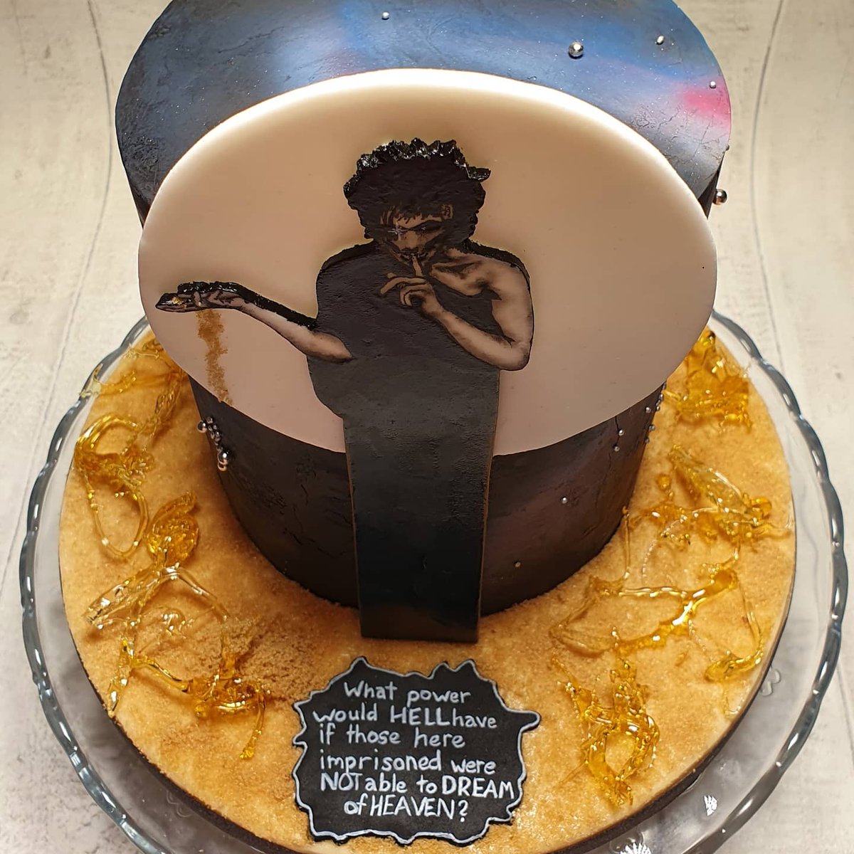 ThisLittleSlice's tweet photo. My tribute to the recent excellent @audibleuk adaptation of the Sandman by @neilhimself 
Banana choc chip sponge, peanut butter SMBC, airbrushed chocolate ganache and Morpheus handpainted onto fondant. #thesandman #dreamoftheendless https://t.co/k7BmbpU5QI
