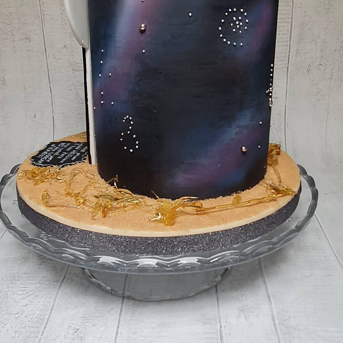 ThisLittleSlice's tweet photo. My tribute to the recent excellent @audibleuk adaptation of the Sandman by @neilhimself 
Banana choc chip sponge, peanut butter SMBC, airbrushed chocolate ganache and Morpheus handpainted onto fondant. #thesandman #dreamoftheendless https://t.co/k7BmbpU5QI