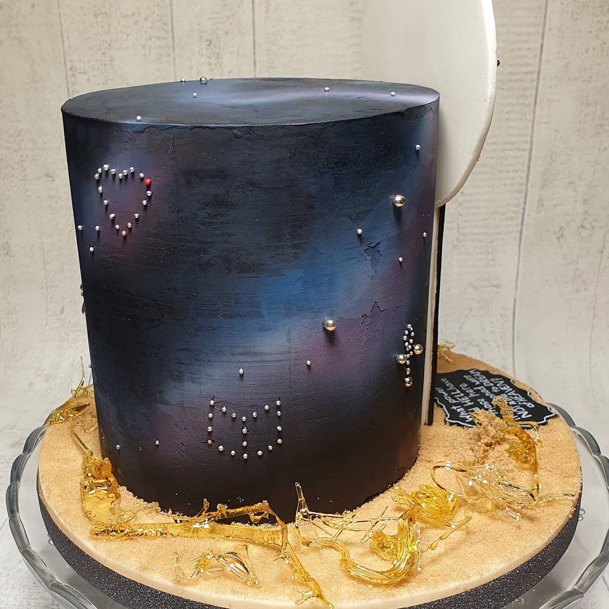 ThisLittleSlice's tweet photo. My tribute to the recent excellent @audibleuk adaptation of the Sandman by @neilhimself 
Banana choc chip sponge, peanut butter SMBC, airbrushed chocolate ganache and Morpheus handpainted onto fondant. #thesandman #dreamoftheendless https://t.co/k7BmbpU5QI