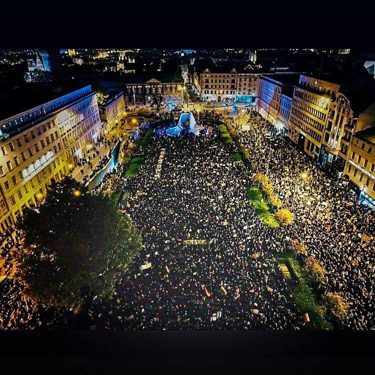 PorAbortoLegal's tweet photo. #Polonia Tercer día de protestas luego de la declaración de inconstitucionalidad del aborto en caso de malformaciones fetales graves, una de las tres causales por las que se puede abortar además de riesgo de vida y violación
📸# Poznan
"Porque se trata de libertad" @strajkkobiet https://t.co/wN49zQlriX