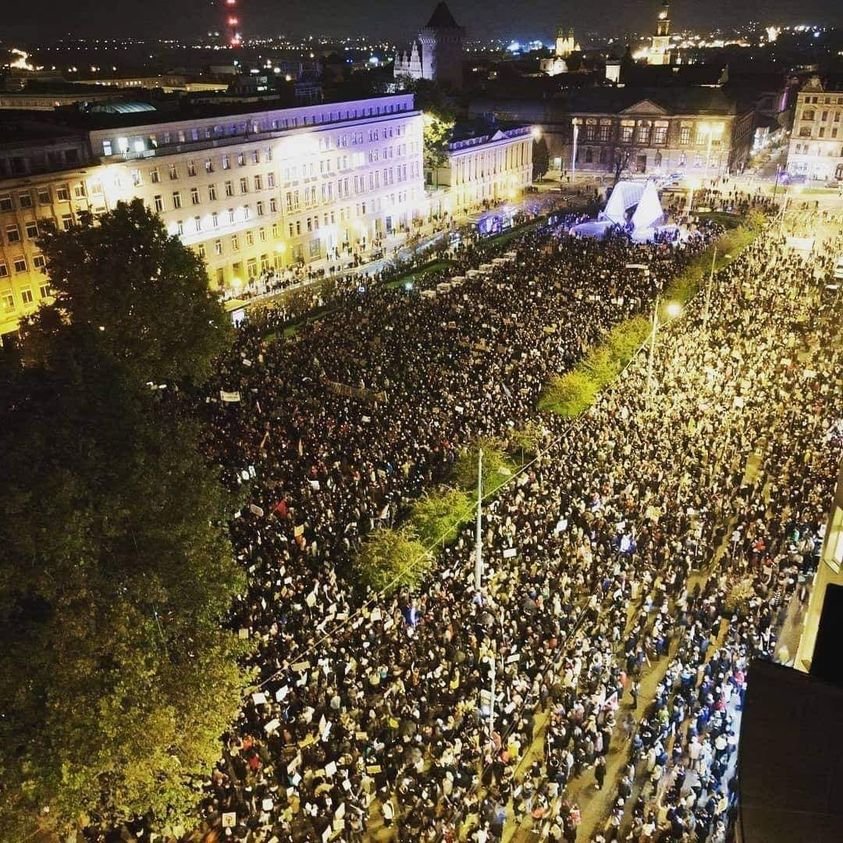PorAbortoLegal's tweet photo. #Polonia Tercer día de protestas luego de la declaración de inconstitucionalidad del aborto en caso de malformaciones fetales graves, una de las tres causales por las que se puede abortar además de riesgo de vida y violación
📸# Poznan
"Porque se trata de libertad" @strajkkobiet https://t.co/wN49zQlriX