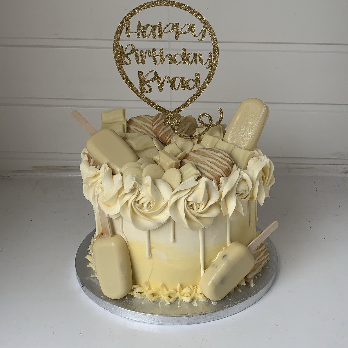 fairybakesx's tweet photo. 💛 LEMON DRIP CAKE 🤍

Lemon sponge &amp; buttercream topped with white choc pops (made by me), lemon drizzle melts and white choc. 🍋 

#cupcakes #baking #baker #dripcake #birthdaycake #hemelhempstead #supportlocal #supportsmallbusiness https://t.co/vBAEJtxCfV