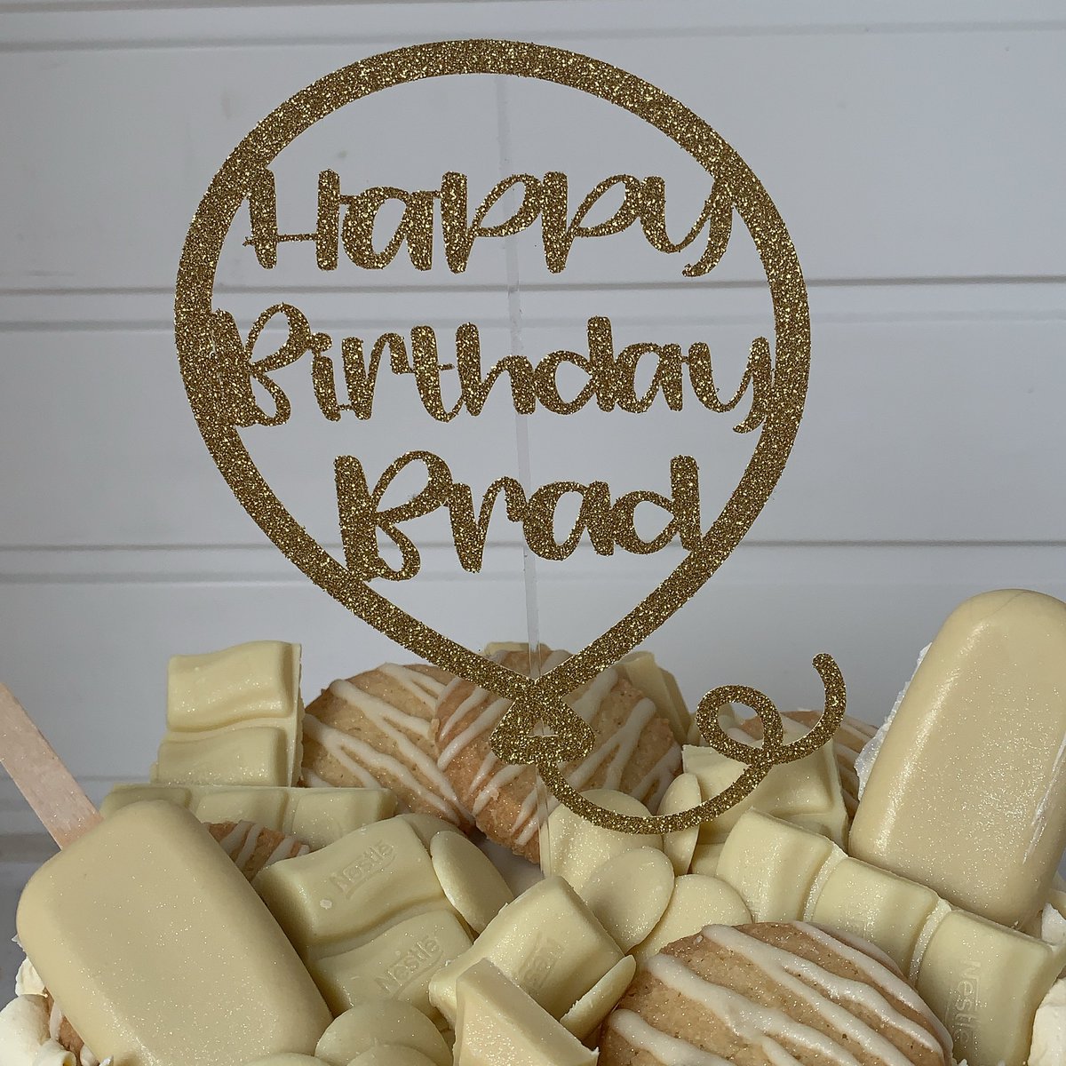 fairybakesx's tweet photo. 💛 LEMON DRIP CAKE 🤍

Lemon sponge &amp; buttercream topped with white choc pops (made by me), lemon drizzle melts and white choc. 🍋 

#cupcakes #baking #baker #dripcake #birthdaycake #hemelhempstead #supportlocal #supportsmallbusiness https://t.co/vBAEJtxCfV