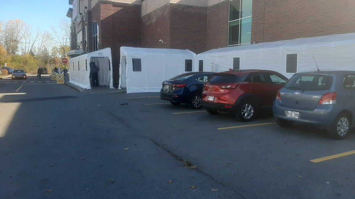 GigureDenis1's tweet photo. #covid19 Accommodement raisonnable de l'épicier pour la file d'attente à l'extérieur en vue de l'hiver, le froid et la neige qui s'en vient 🤗 https://t.co/Q4HwAAUrvY
