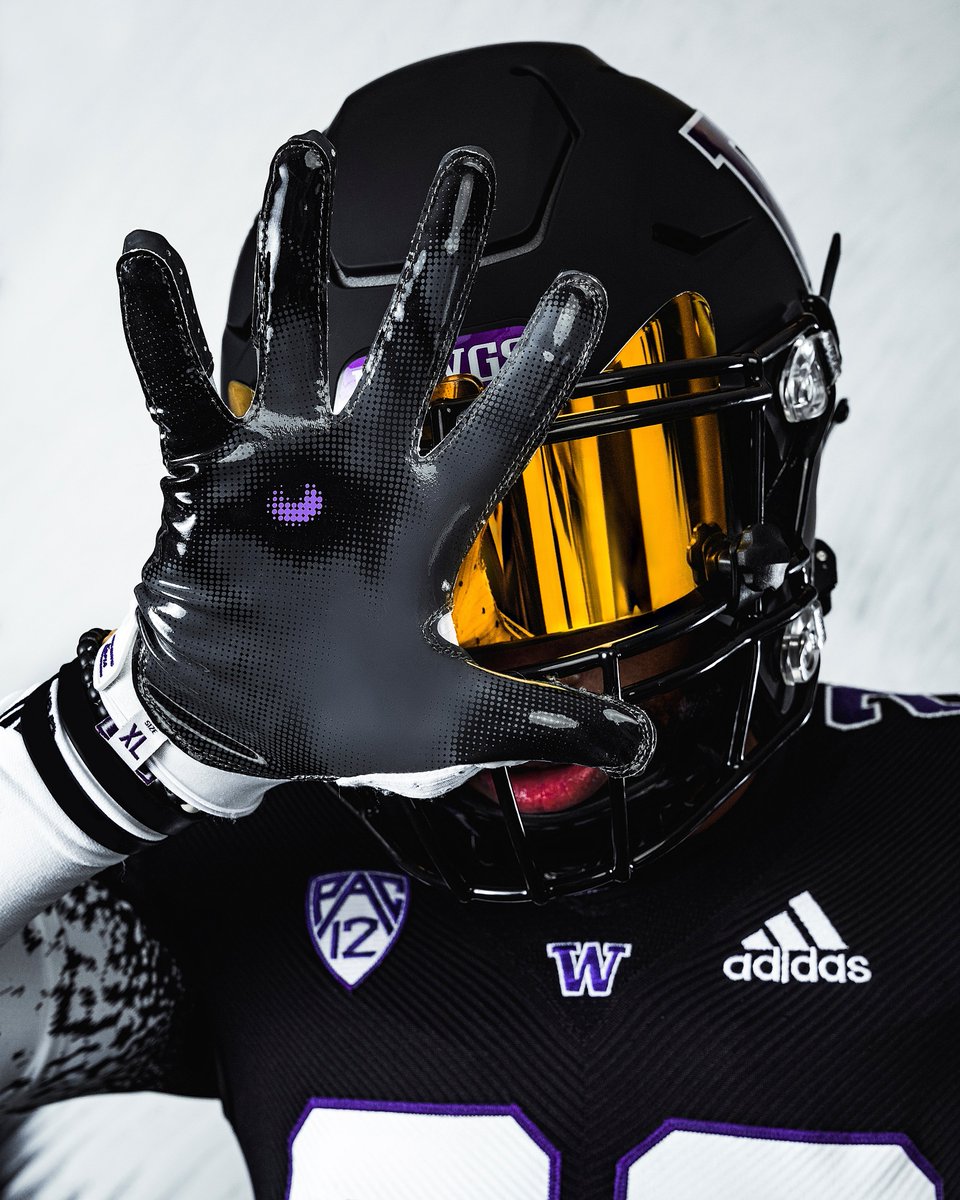 UW_Football's tweet photo. ⚠️ BEWARE OF DAWGS ⚠️ 

#PurpleReign x #BowDown https://t.co/4XvgtUlraf