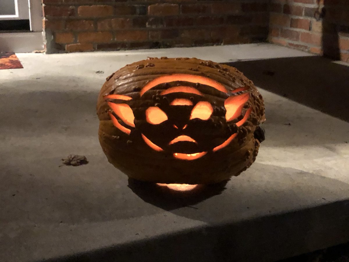 In 5 days the ⁦<a href="/themandalorian/">The Mandalorian</a>⁩ returns so I decided today’s fall festivities should be made in The Child’s honor. 😂 ⁦<a href="/Hampson81/">David Hampson</a>⁩ ⁦<a href="/silwani4scifi/">Kelly Silwani, MLIS ❤️☮️📚</a>⁩ this ones for you! #ilovefall #starwars