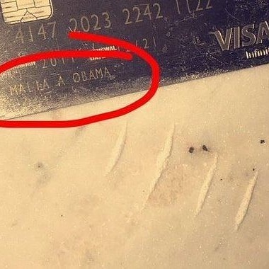 dmbetim's tweet photo. Informação que nenhuma mídia brasileira publicará :

No laptop de Hunter Biden, filho do candidato à presidência nos EUA, encontraram essa foto: uma carreira de cocaína com um cartão de crédito de Malia Ann Obama, filha do ex-presidente americano Barack Obama.

Via @allanldsantos https://t.co/ME9y7uvkjg