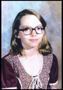 Lisa Marie Montgomery nació el 27 de febrero de 1968, y residía en Melvern, Kansas, en el momento del asesinato. Fue criada en un hogar abusivo donde fue violada por su padrastro durante muchos años. https://t.co/Mi9hao45ly