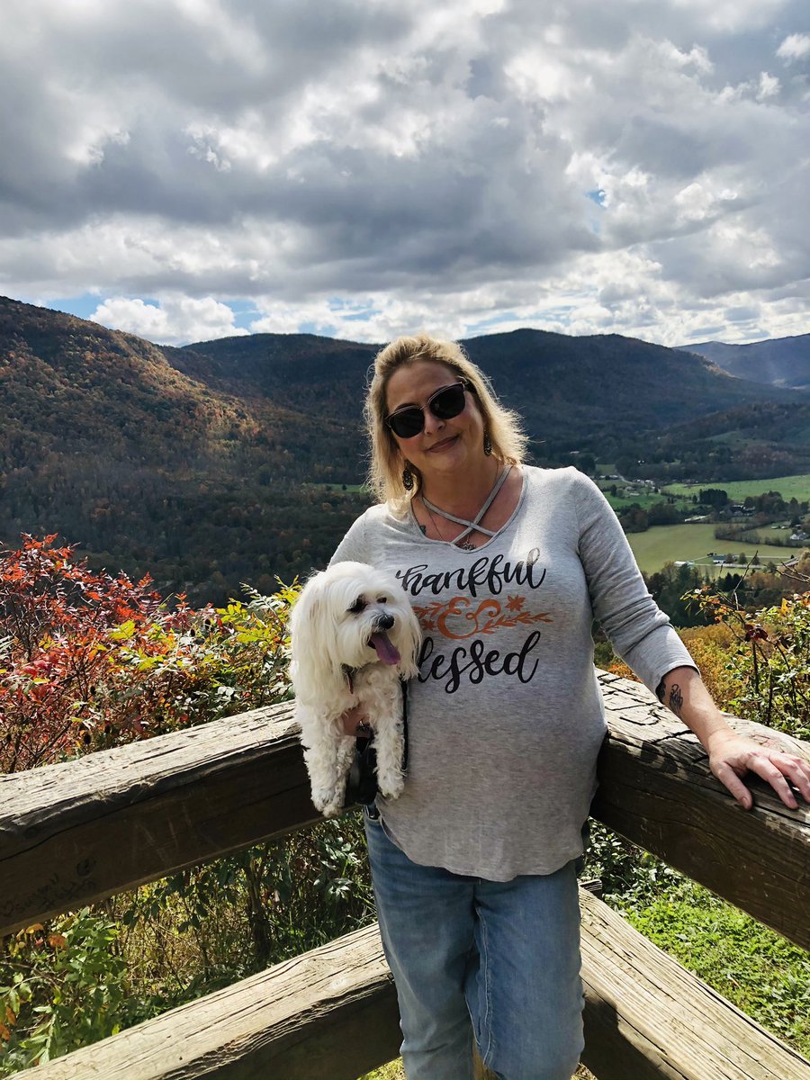 BelindaMUA's tweet photo. Hey twitter! Here’s a few pics from our lil #roaptrip today I have more on my IG these we’re takin in Virginia! We had a great day.♥️🍁🍂🏔
#mountains #leaves #changing https://t.co/vY1hgTRlMr