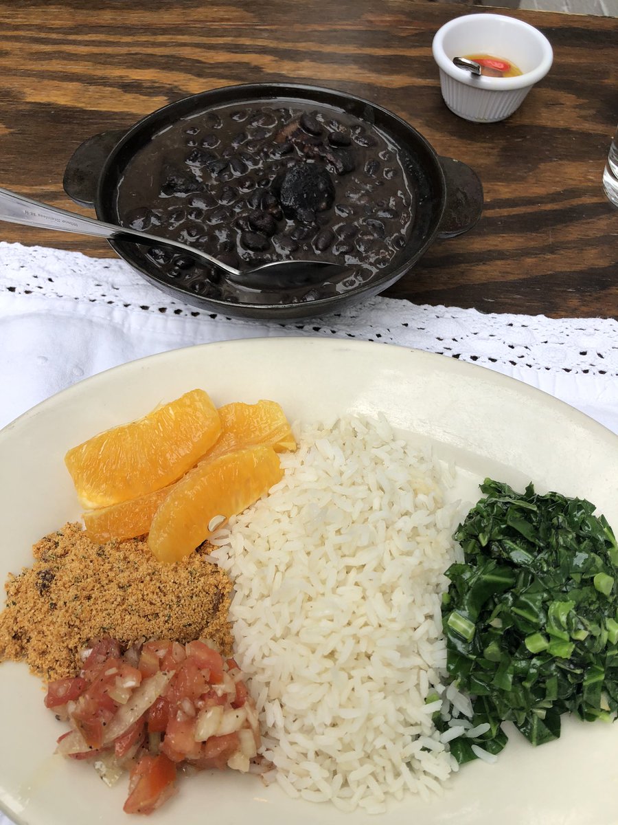 Da série: Menu do Dia: Longe de chegar aos pés da feijoada no Brasil, mas quebra o galho para matar as saudades. E o sorvete de milho com canela estava de comer ajoelhada! 🌽Moro há 11 anos nos EUA, mas garanto, nada melhor que a comidinha brasileira 💚😋💛 https://t.co/8l6svBRXyC
