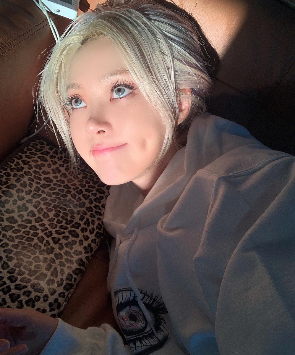 DIORYGS's tweet image. if you’re reading this follow @louvrrose