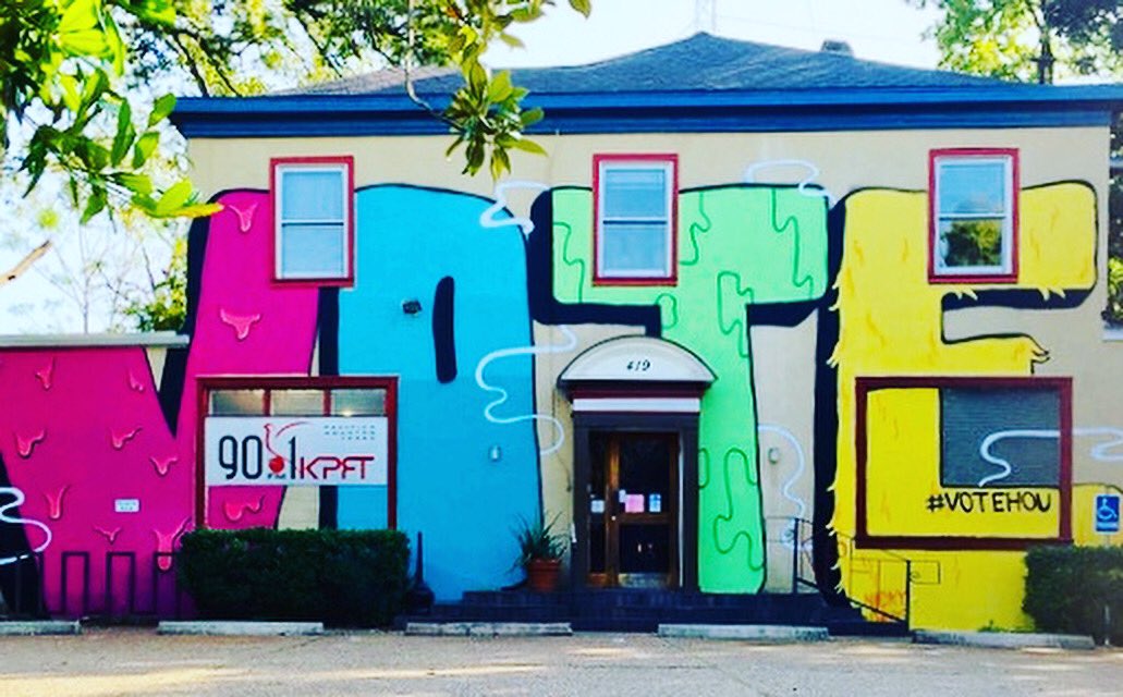 AliceHicksRoach's tweet photo. Love this—in Montrose. Artist is Nicky Davis. #Vote #votehou #voteharris #Vote2020 #EarlyVote #earlyvoting2020 https://t.co/IrdKieZBos