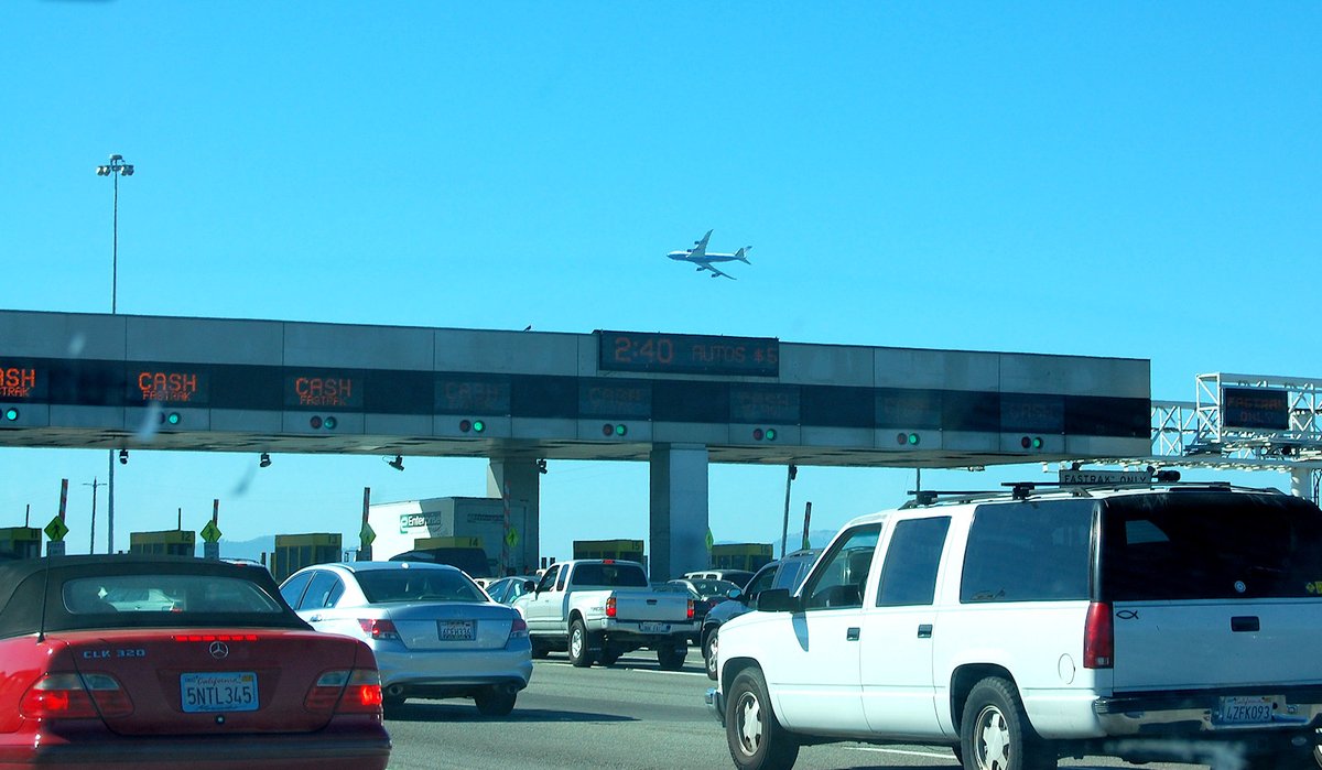 Here is a photo of a Boeing 747-400 performing during Fleet Week in San Francisco. It was an amazing sight to see from the toll plaza of the Bay Bridge. This year, there wasn't a fleet week live event in SF. #aviation #boeing #united #fleetweek #baybridge https://t.co/xxrz09fSUH