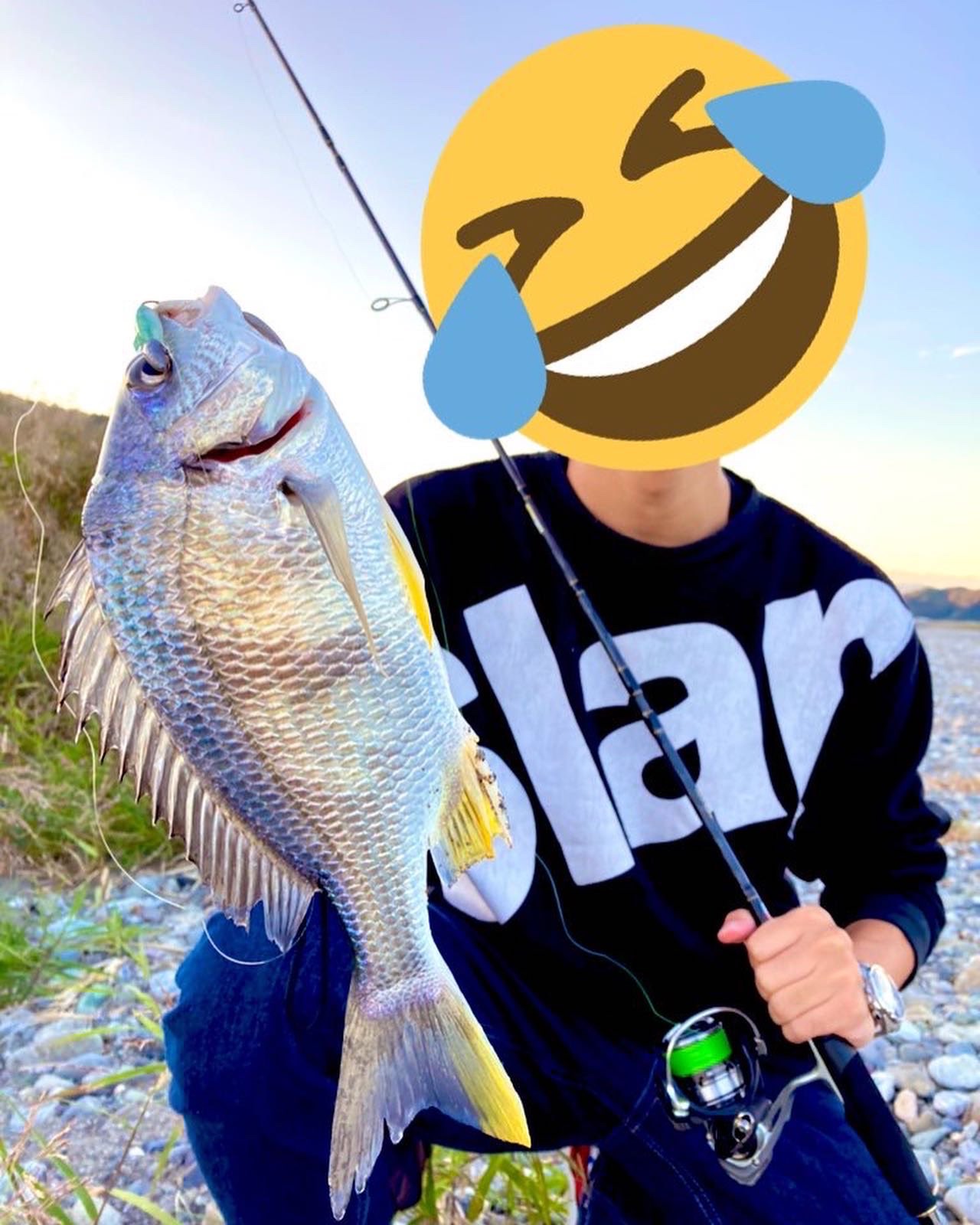 高知大学釣り同好会 カッツォ 部長の栗本です 今週末は1回生のビギナーと清流へルアーフィッシング 夕まずめ 流れの効き始めたタイミングでヒット 無事 清流キビレをゲットできました 大興奮 思わず2人でガッツポーズ カッツォでは釣りの