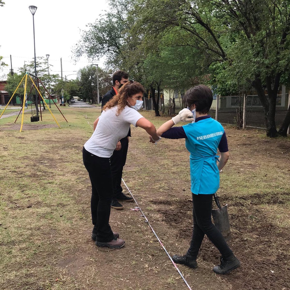 cotymias's tweet image. 📍Junto al subdirector ⁦@GiesenowMartin⁩ supervisamos  las tareas que se llevan a cabo en el parque para la construcción de la #compostera  que realizamos de manera conjunta 🤝 con ⁦@dsocialcordoba⁩ ⁦@RenaultArg⁩