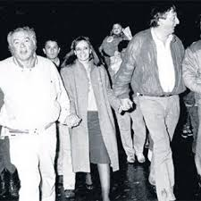 En 1993 el entonces presidente Menem decidió privatizar YPF. Pero necesitaba una ley del Congreso. Debía convencer a los gobernadores de las provincias petroleras y a los legisladores que ellos manejaban. Entre ellos Néstor y su esposa Cris, que al principio estaban en contra