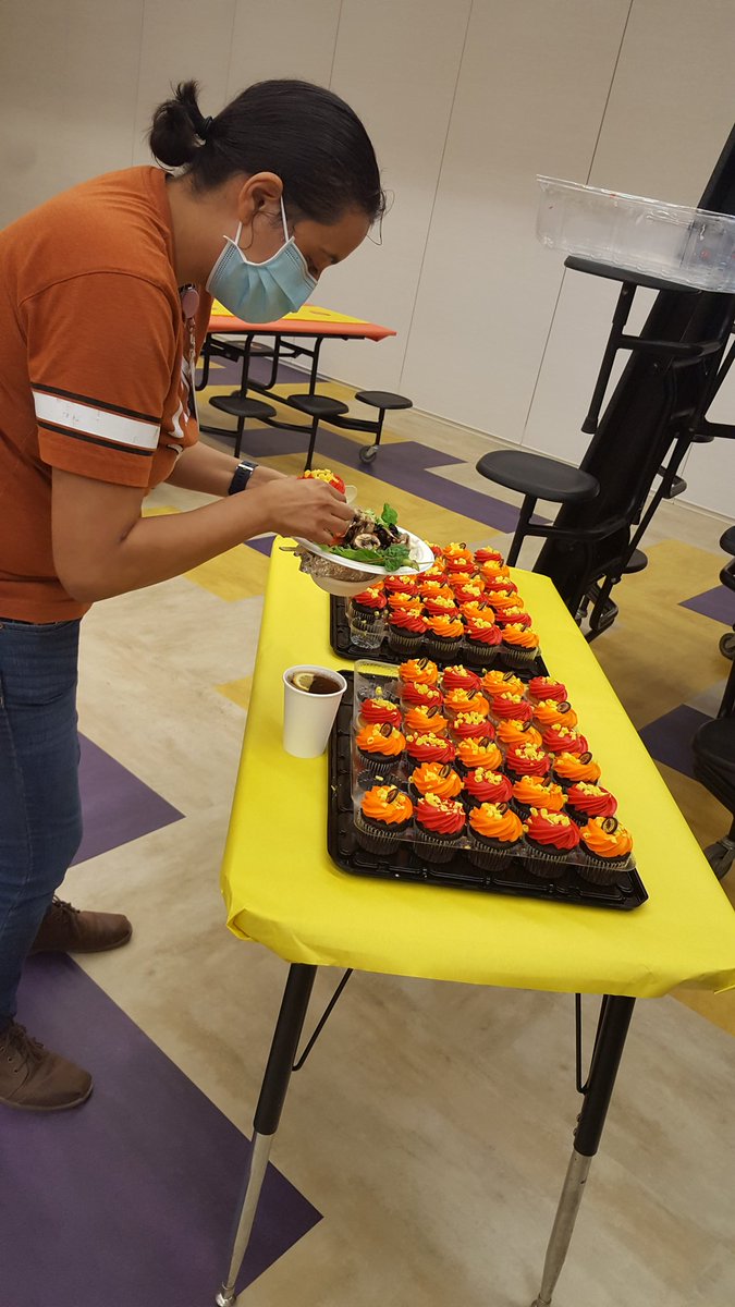 MarquezEducator's tweet photo. Friday staff potato, salad, amd cupcake bar. Feeding others makes me so happy. Thank you to Frank Scott our cafeteria mamager for helping pull this off! @ElSunsetValley https://t.co/tAlax0lsHg