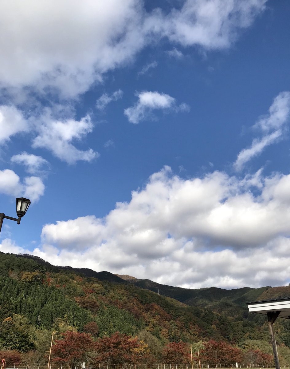 blumen8783's tweet photo. 空と山と
バスなのに紅葉が美しすぎて
寝てられない😅
#Route106 https://t.co/qDv9bMiEuG