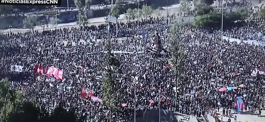 LuisMesina1's tweet photo. “El Triunfó es del Pueblo” 
Si los partidos pretenden arrogarse este resultado, cometen un error. 
La ciudadanía ha aprendido y exigirá representantes genuinos, que por cierto no vendrán de los partidos. Ahora con “movilización social” a ganar el segundo tiempo.
#ChileDesperto https://t.co/UuGgpGdRKy