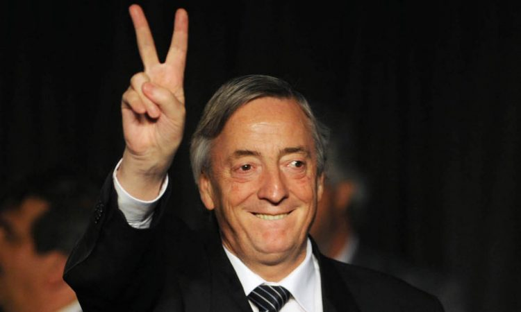 En 2004 los fondos estaban consolidados en cuentas del Credit Suisse y eran manejados por Eskenazi por mandato del gobierno provincial. Un reporte del Tribunal de Cuentas de Santa Cruz en diciembre de ese año hablaba de 650 millones de dólares.