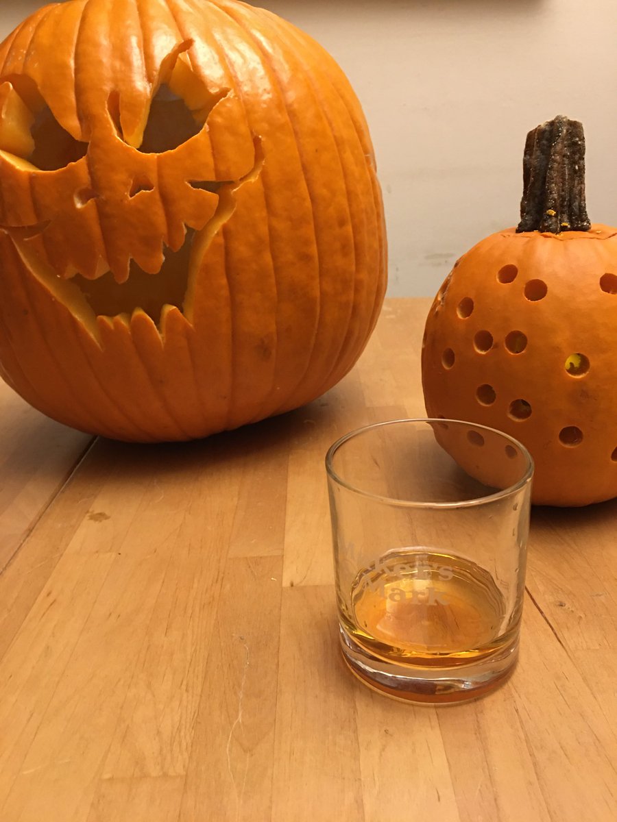 ksnyder115's tweet photo. ⁦@MakersMark⁩ ⁦a little bit of carved Halloween art with a old friend https://t.co/lA8e9DTvLk