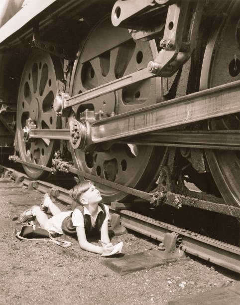 RailwayCentral's tweet photo. 🎶🎵🎶 Day Dream Believer 🐒🐒🐒🐒....
Getting the Spotting bug at a young age, #JohnSpeed (10) 3/8/60 having a close look at a #SouthernRegion #BattleOfBritain Class loco St #Eastleigh.... 📸 #WilliamVanderson https://t.co/arbLbYEAro