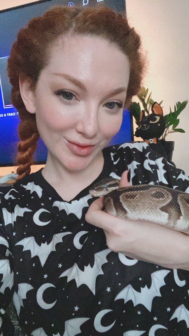 1 pic. This is mah danger noodle Monty Python! He is a sweet snek boi ? https://t.co/EL3dTLTTn9