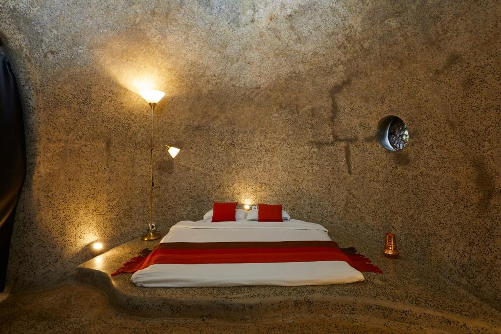 2NMPConcept's tweet photo. CITY LIFE vs NATURE
#Gumpha #Farmhouse #farmstay #luxurious #amenities #staycation #Inside #cavevilla that will forget all #modernlife worries and unwind comfortably pre-historic era #villa #organicforms help establish poetic play of light and shadow
https://t.co/bJJzXOxoy9 https://t.co/2WUEQfCf1R