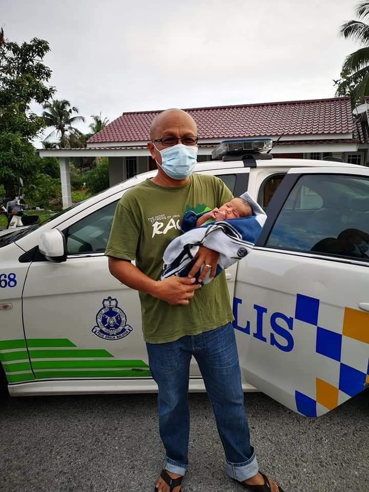 OrenjiRenOren's tweet photo. Wei!!! Rakyat semakin terhimpit, susah sangat ke nak faham??

Pernah x pikir pasal baby ni yg baru 'kehilangan' mak bapak dia?? https://t.co/4cmKttR6mO