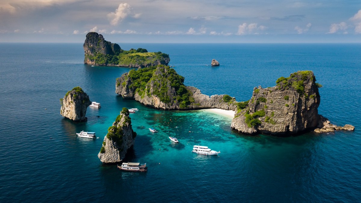 go2Thailand's tweet photo. 🥰💦สวยจนเก็บอาการไว้ไม่อยู่ เมื่อได้ไป‘เกาะห้า’ เพชรน้ำงามของอุทยานแห่งชาติหมู่เกาะลันตา #จังหวัดกระบี่ ที่มีครบทุกไฮไลต์ ทั้งแนวปะการังน้ำตื้น ทะเลสีฟ้าใส แถมยังเป็นจุดพบกระเบนราหูและฉลามวาฬ! ติดต่อ อุทยานแห่งชาติหมู่เกาะลันตา โทร. 075-656-576

#AmazingThailand https://t.co/gdHkig0oo3