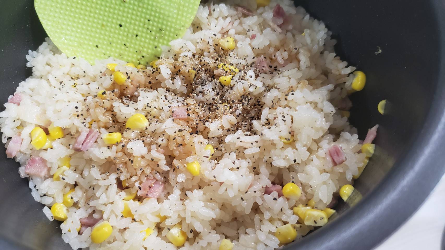 リュウジ 料理のおにいさんバズレシピ とうもろこしは芯と一緒に炊き込んでピラフにするとコーンの甘味が際立って本当に旨いんです 炊き込みコーンピラフ バターと一緒に炊くことで米がパラッと炊き上がります もちろん缶のコーンを使っても