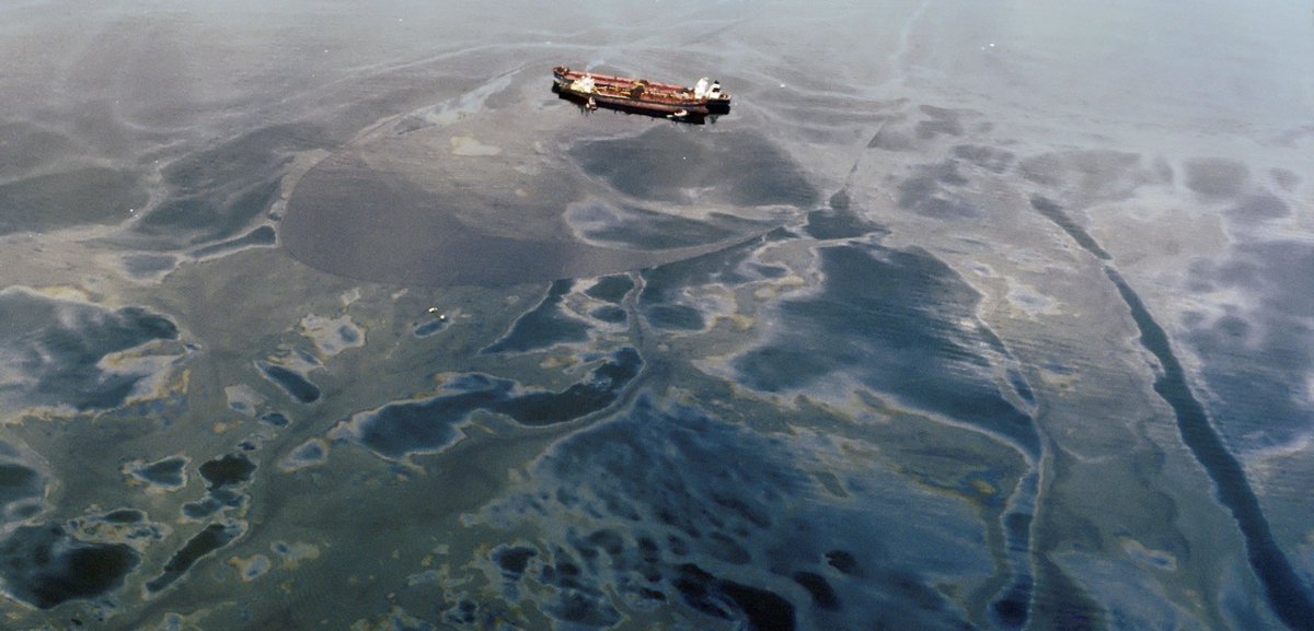 Взрыв на поверхности воды. Разлив нефти Exxon Valdez. Экссон Вальдес 1989. Крушение танкера Exxon Valdez.