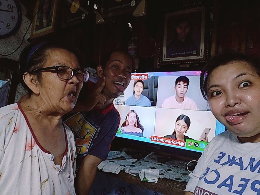 grasyabarbs's tweet photo. With my mama &amp; cousin while watching @itsShowtimeNa at YouTube gamit ang mbox tapos Hotspot ang internet sa cellphone makanuod lang ng @ABSCBN program ❤️💙💛💚 lablab
#ElevenUpAngSamahan #ItsShowtime https://t.co/jO5bHLsuWi