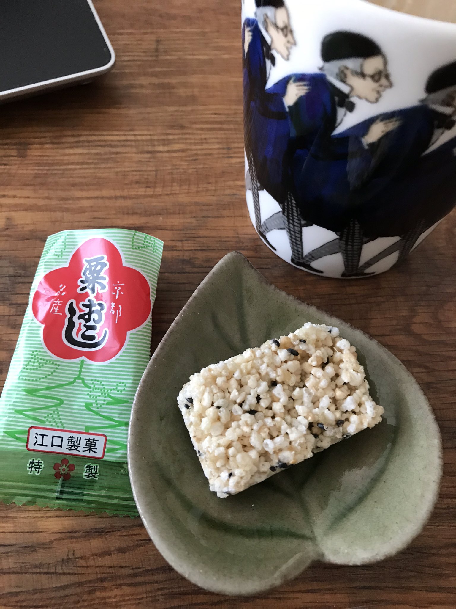 桃戸栗子 今日のおやつ 粟おこし 京都と書いてるけど 大阪の名物菓子らしいです 生姜が効いてて美味しい でも 小さい頃は岩 おこしって言いながら粟おこしを食べてた気がする いや やっぱり粟おこしより固かった気もする いつか粟おこしと岩おこし