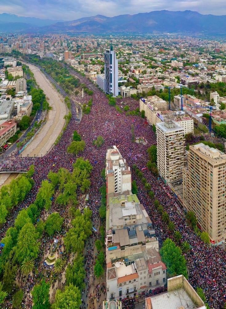 infestudiantes's tweet photo. Hoy 25 de octubre del 2020 se cumple 1 año de la marcha más grande en la historia de Chile 🇨🇱 aproximadamente 2 millones de personas en Santiago y a nivel nacional alrededor de 4 millones. Chile Despertó!  
¡MUCHAS GRACIAS! ✊🏼

 #ChileDespierto #Plebiscito2020 #PlebiscitoChile https://t.co/QuDjkQQK60