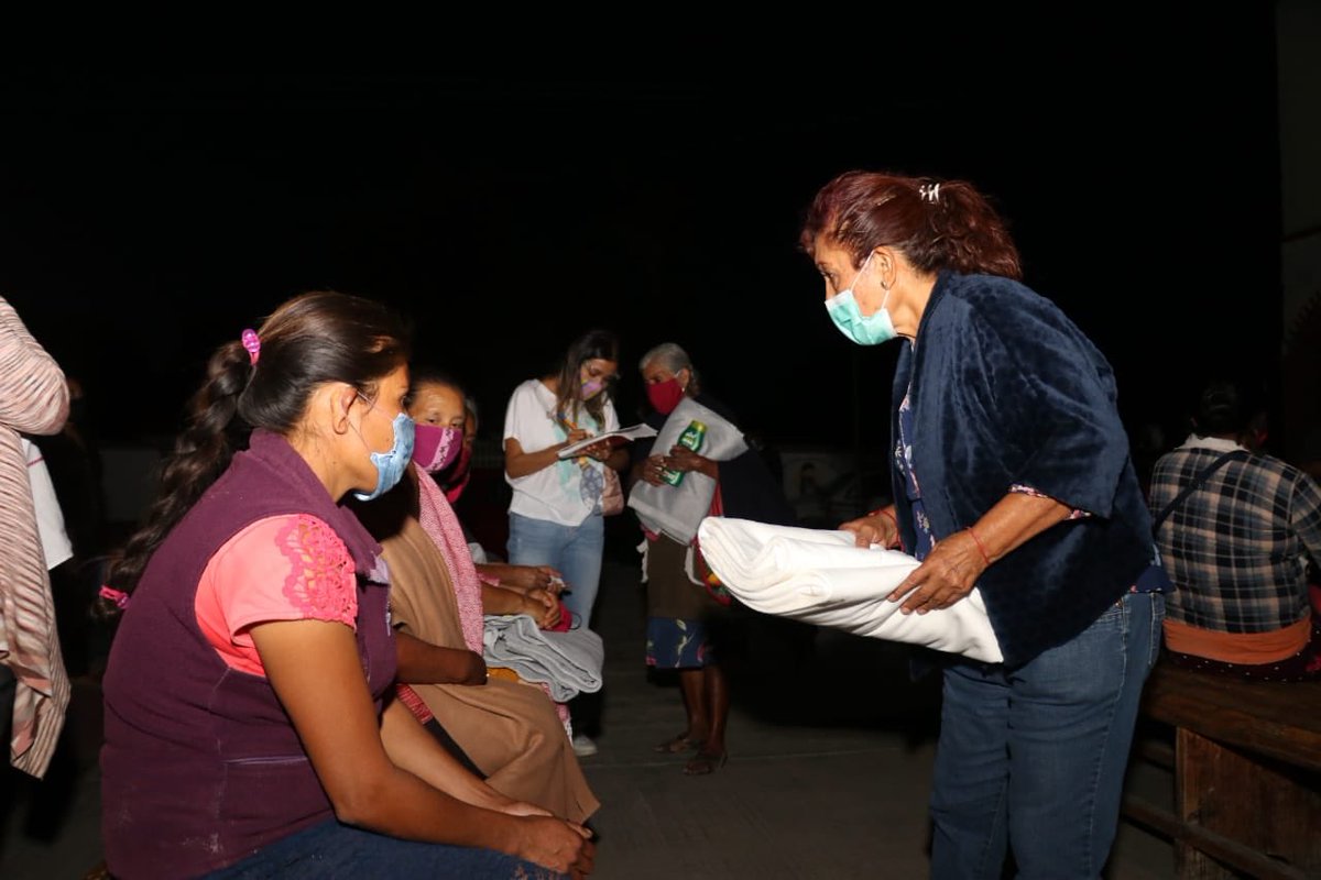 pacoangelm's tweet photo. A nombre del Gdor. @alejandromurat, en San Nicolás Yaxe entregamos insumos a las familias para que enfrenten mejor la pandemia por #Covid19. Acompañado por el Pdte. Municipal Isaías López y de mi amiga la ex Dip. Eva Méndez, estrechamos lazos con esta noble y esforzada comunidad. https://t.co/wsn5E7eucs