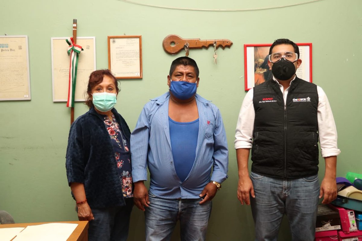 pacoangelm's tweet photo. A nombre del Gdor. @alejandromurat, en San Nicolás Yaxe entregamos insumos a las familias para que enfrenten mejor la pandemia por #Covid19. Acompañado por el Pdte. Municipal Isaías López y de mi amiga la ex Dip. Eva Méndez, estrechamos lazos con esta noble y esforzada comunidad. https://t.co/wsn5E7eucs