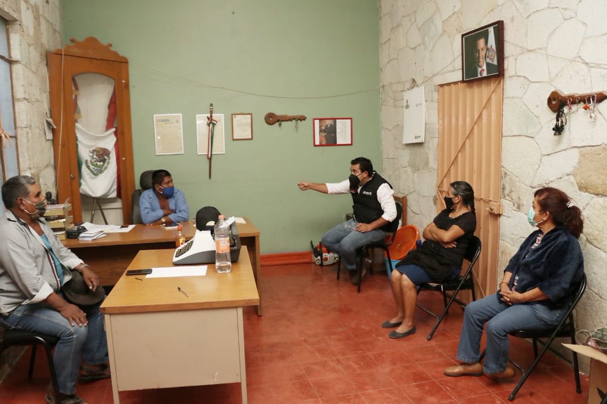 pacoangelm's tweet photo. A nombre del Gdor. @alejandromurat, en San Nicolás Yaxe entregamos insumos a las familias para que enfrenten mejor la pandemia por #Covid19. Acompañado por el Pdte. Municipal Isaías López y de mi amiga la ex Dip. Eva Méndez, estrechamos lazos con esta noble y esforzada comunidad. https://t.co/wsn5E7eucs