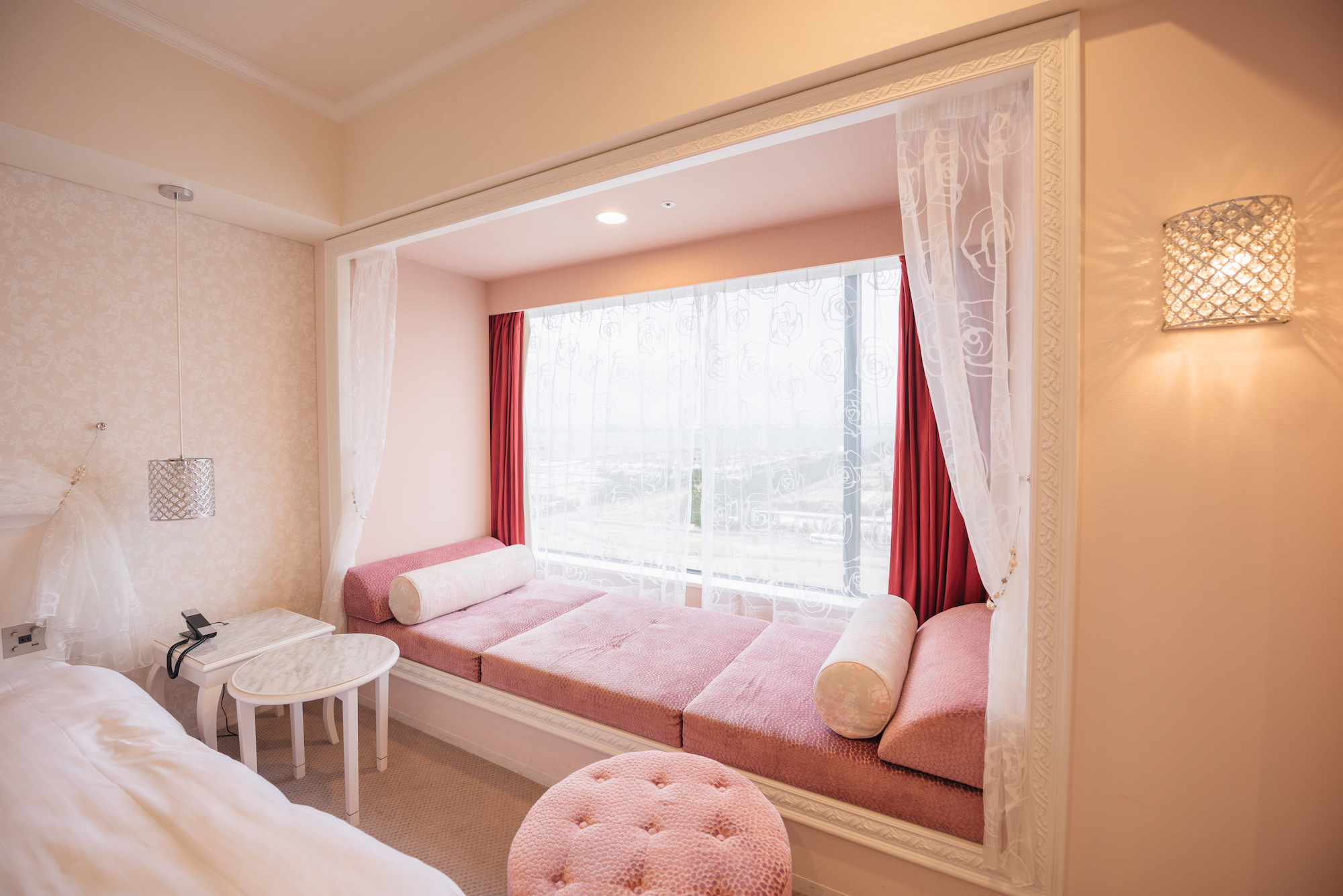 東急ホテルズ 東京ベイ東急ホテルの プリンセスルーム 白とピンクを基調としたお姫様気分になれるコンセプトルームです お城の中にいるような感覚をお楽しみください T Co D1zeul1mhu Twitter